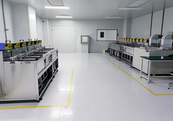 Dust‑free cleaning workshop for precision components